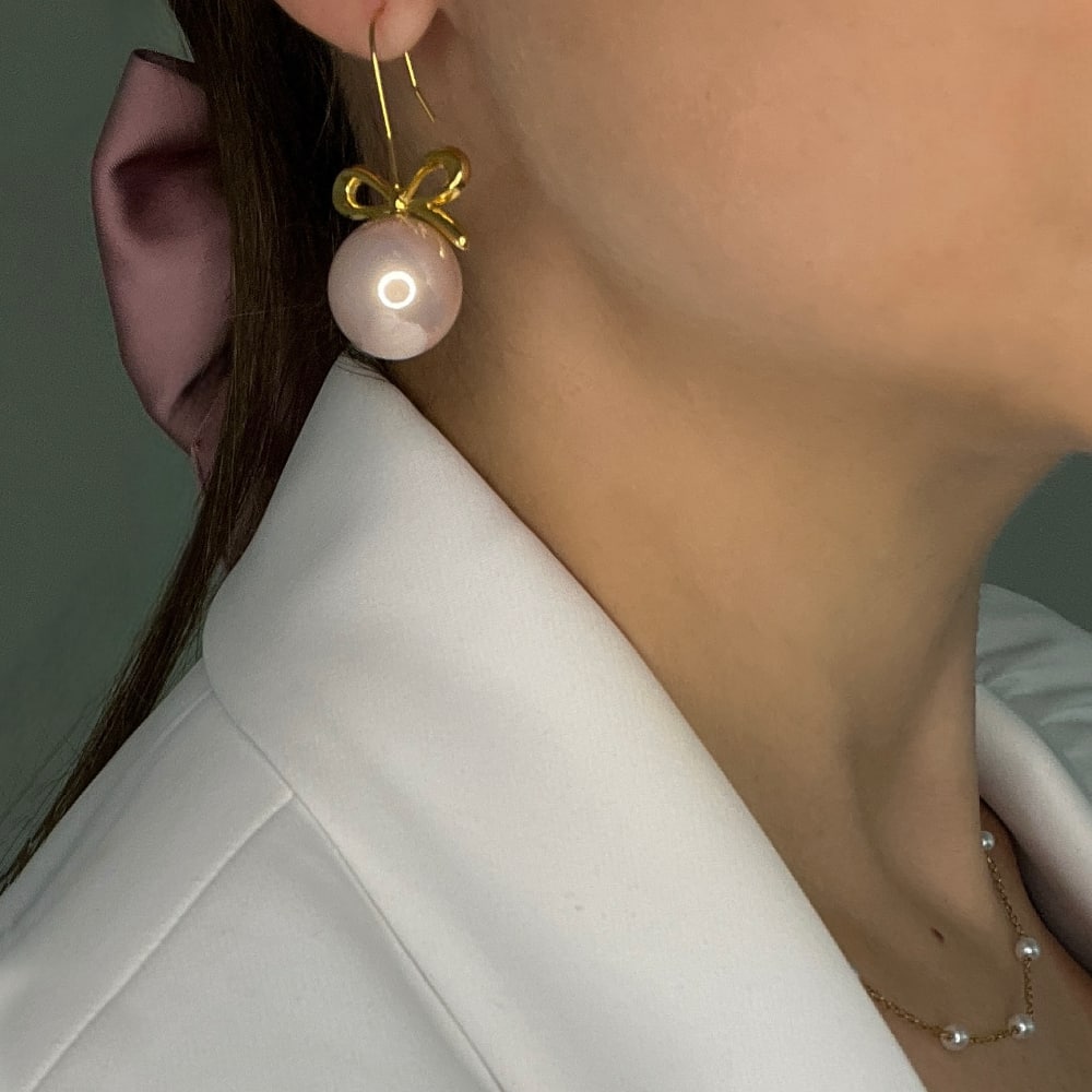 ELLIE- 18k Gold-Plated Bow & Pearl Earrings | Elegant & Feminine Hypoallergenic Jewelry - Enkanta