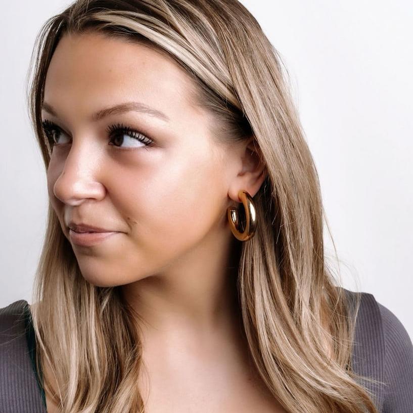 OLIVIA - 18k Gold-Plated Large Tubular Hoop Earrings | Lightweight Modern Design with High-Polish Finish - Enkanta